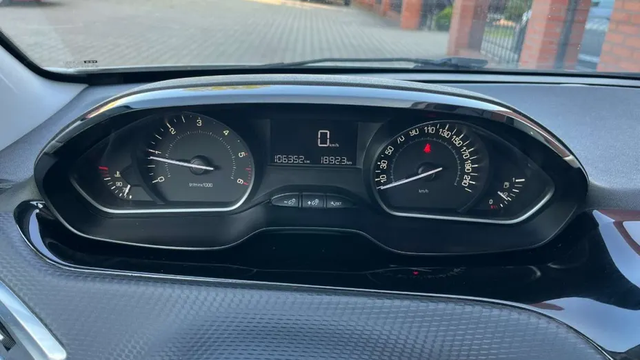 PEUGEOT 208 -