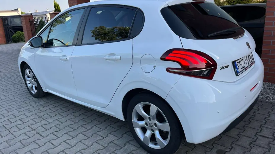 PEUGEOT 208 -
