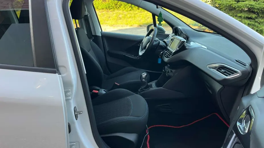 PEUGEOT 208 -
