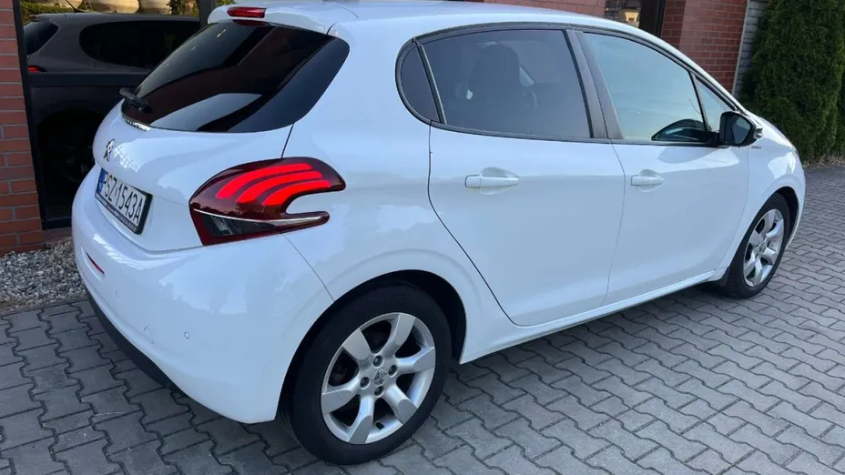 PEUGEOT 208 -