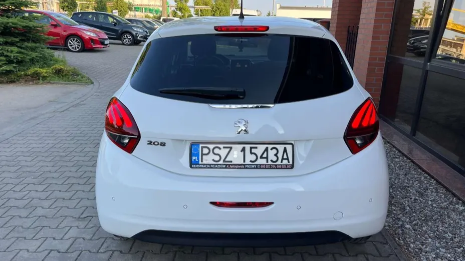 PEUGEOT 208 -