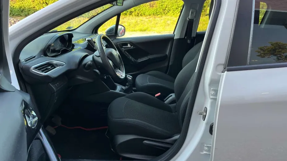PEUGEOT 208 -
