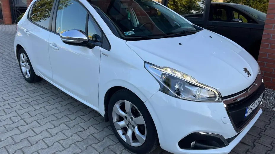 PEUGEOT 208 -