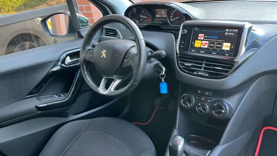 PEUGEOT 208 -