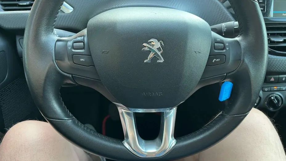 PEUGEOT 208 -
