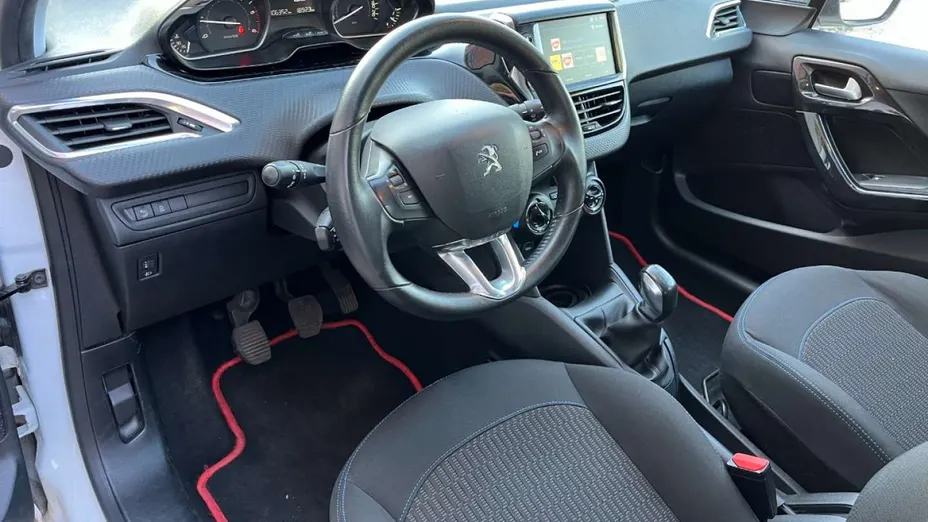 PEUGEOT 208 -