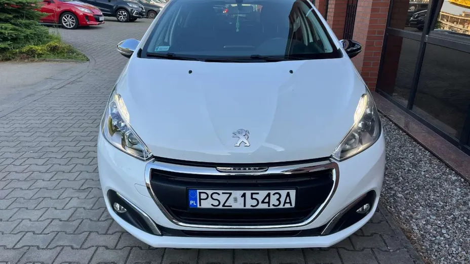 PEUGEOT 208 -
