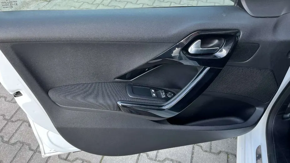 PEUGEOT 208 -