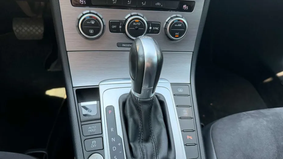 VOLKSWAGEN Passat -