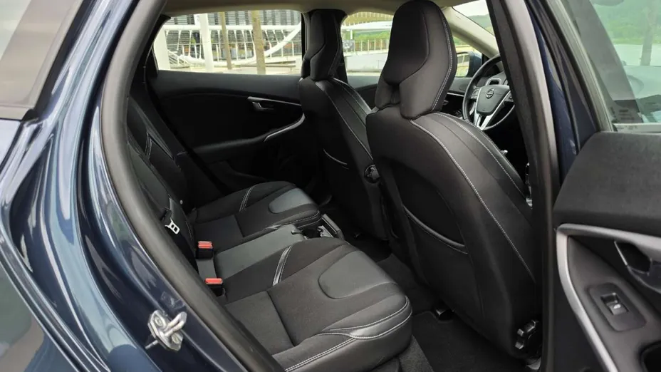 VOLVO V40 -