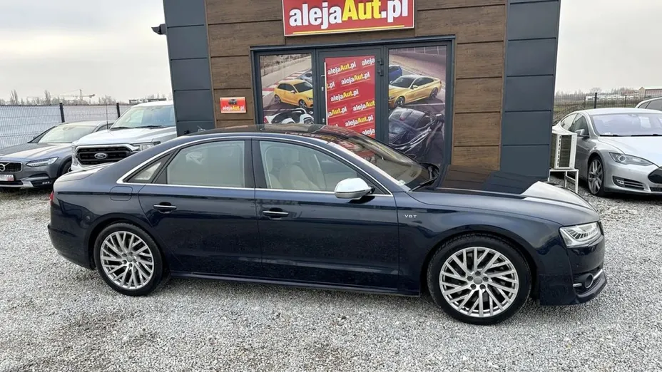 AUDI S8 -