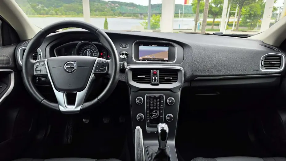VOLVO V40 -