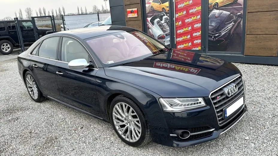 AUDI S8 -