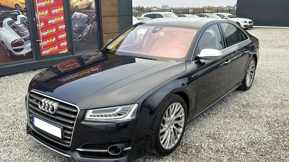 AUDI S8 -