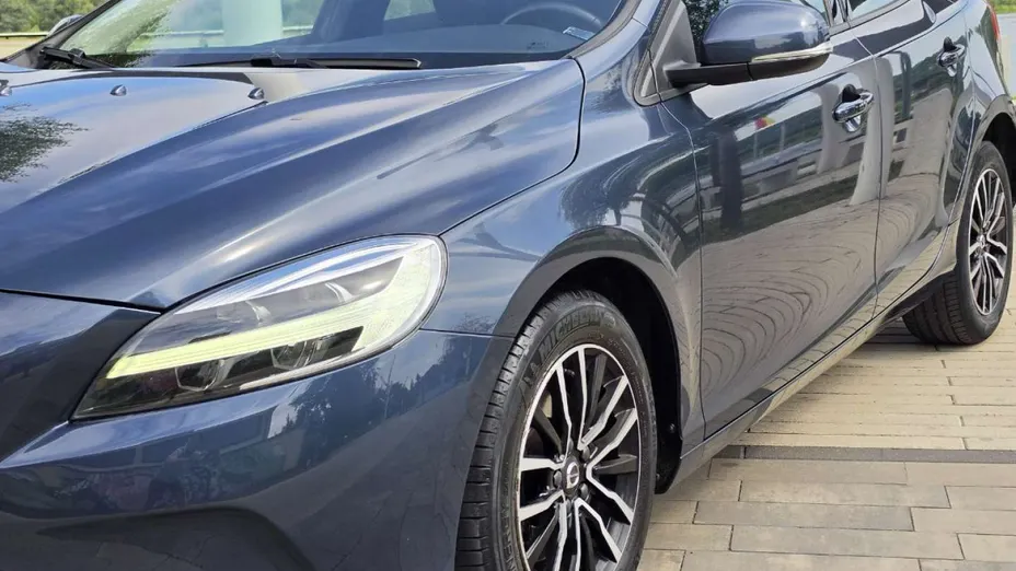 VOLVO V40 -