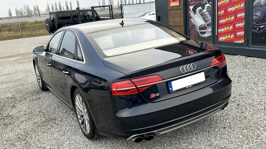 AUDI S8 -