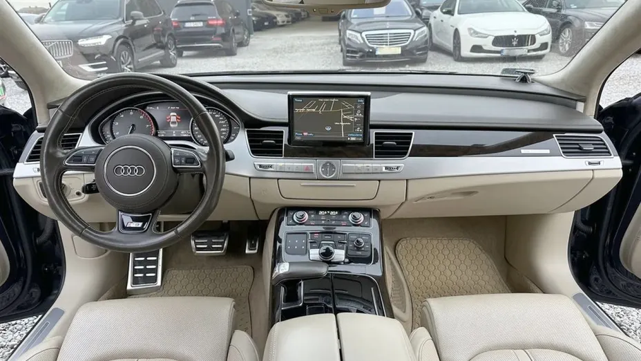 AUDI S8 -