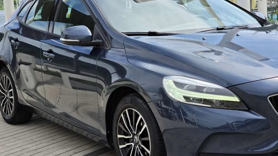VOLVO V40 -