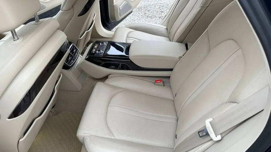 AUDI S8 -