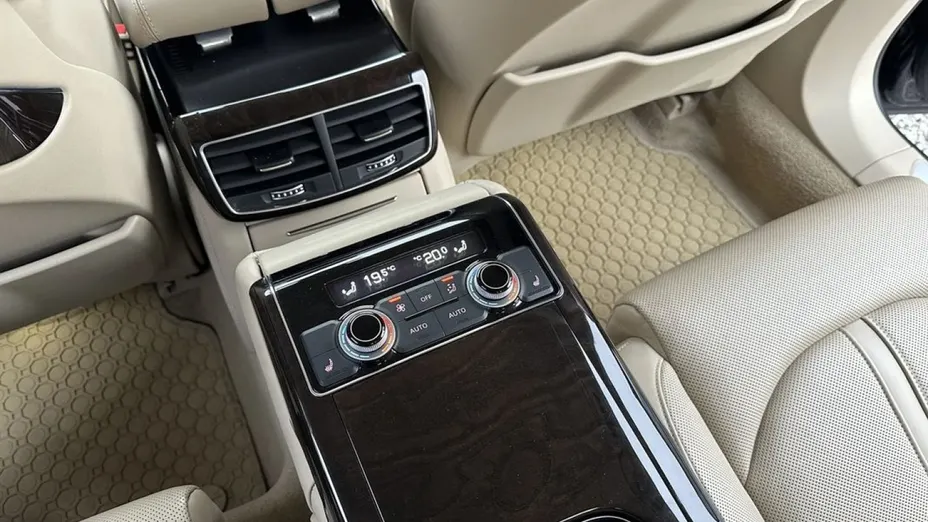 AUDI S8 -