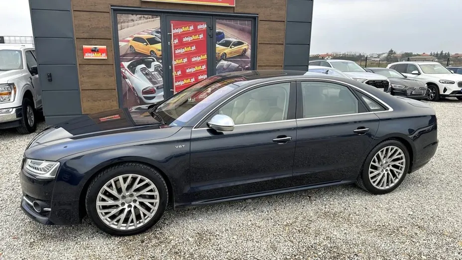 AUDI S8 -