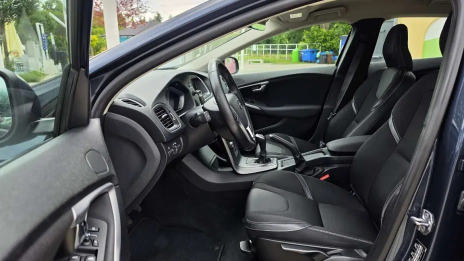 VOLVO V40 -