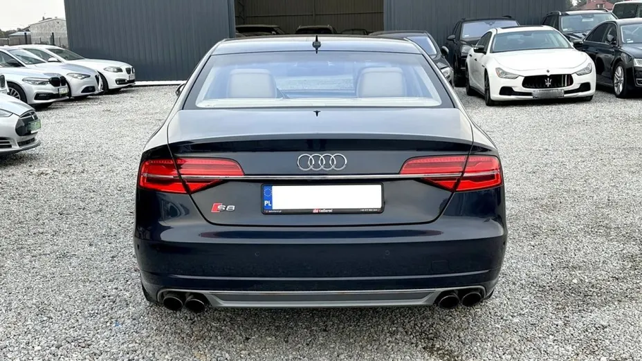 AUDI S8 -