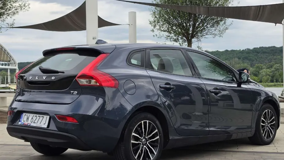 VOLVO V40 -