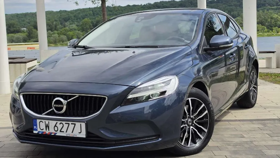 VOLVO V40 -