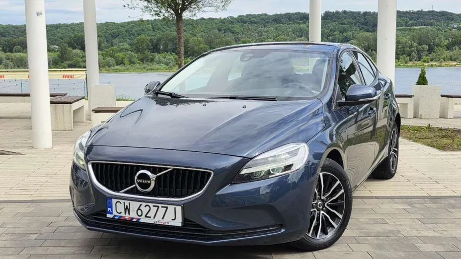 VOLVO V40 -