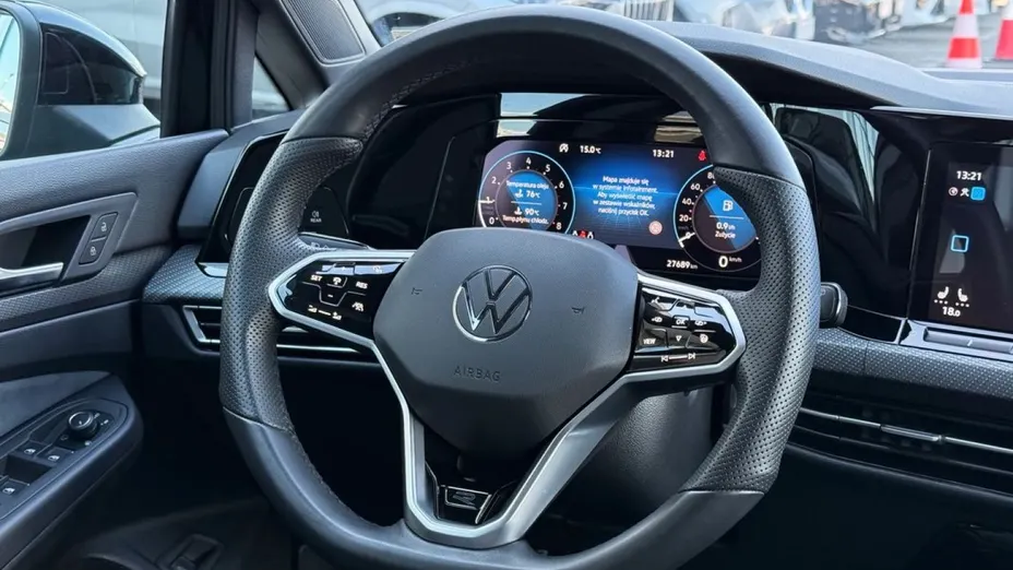 VOLKSWAGEN Golf -