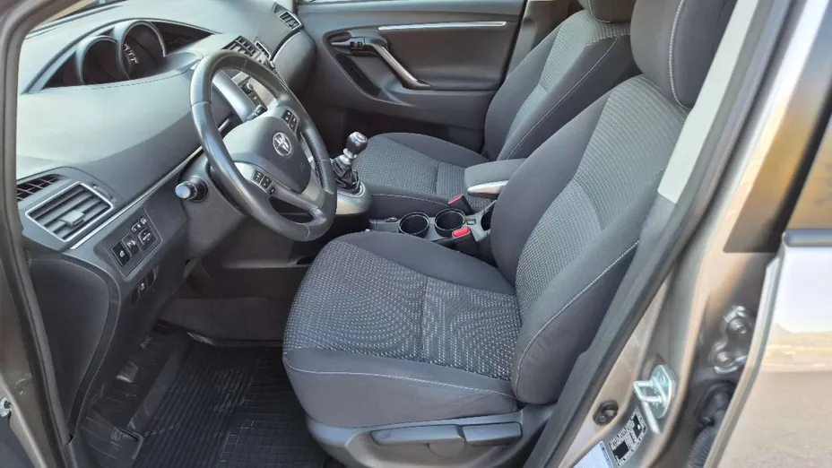 TOYOTA Verso -
