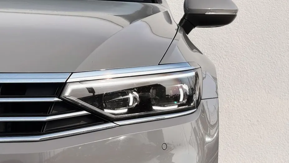 VOLKSWAGEN Passat -