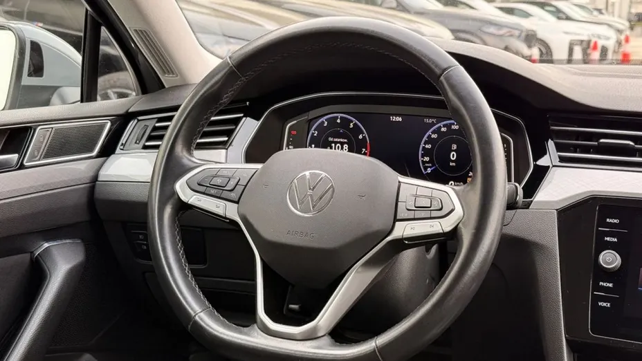 VOLKSWAGEN Passat -