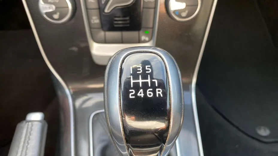 VOLVO V40 -