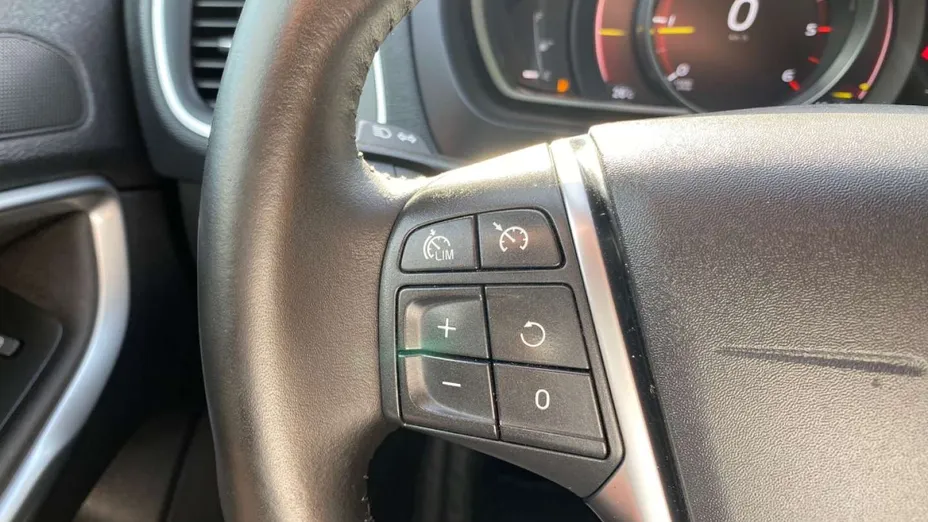 VOLVO V40 -