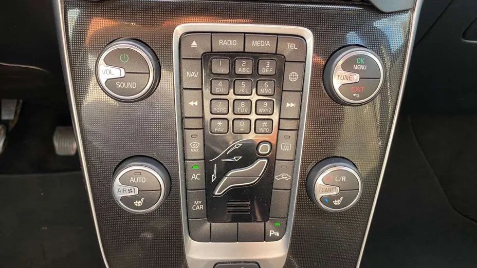 VOLVO V40 -
