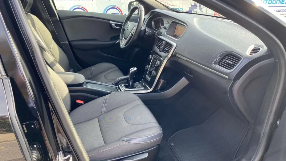 VOLVO V40 -