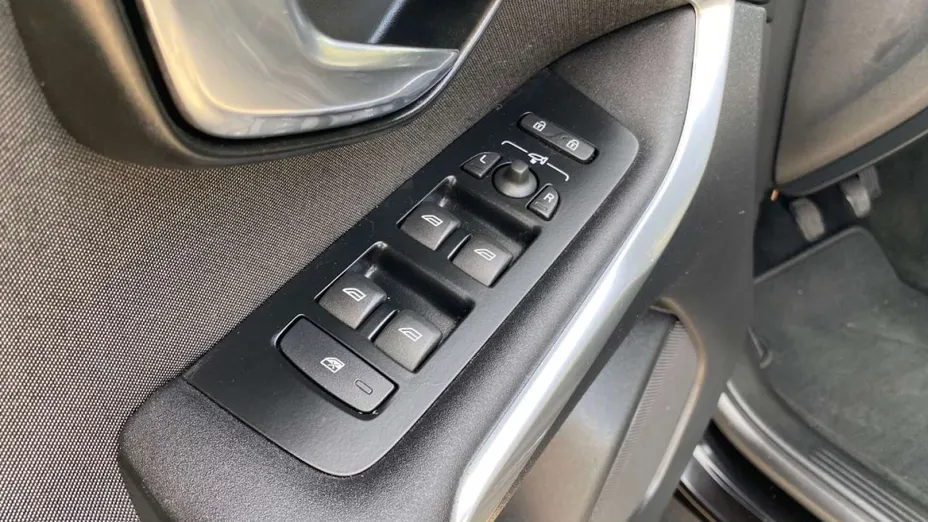 VOLVO V40 -