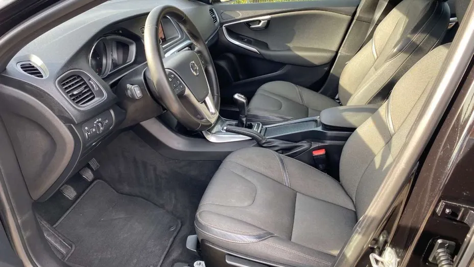 VOLVO V40 -