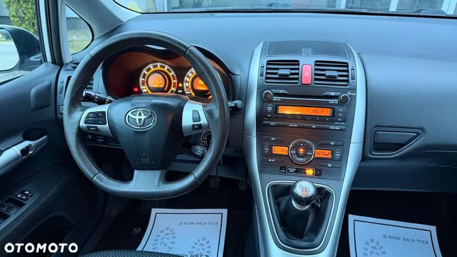 TOYOTA Auris -