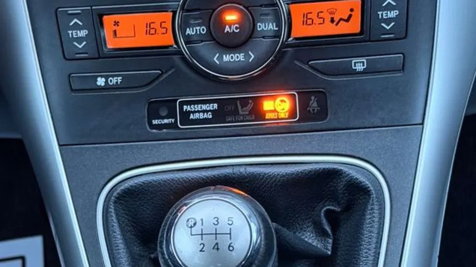 TOYOTA Auris -