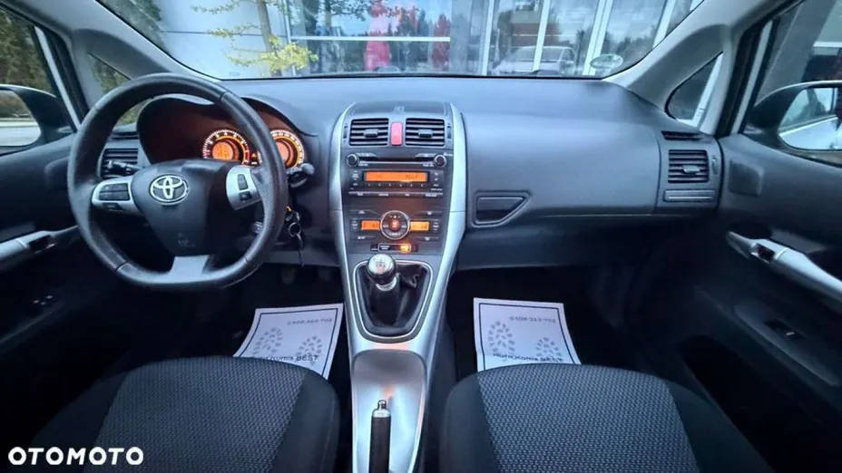 TOYOTA Auris -