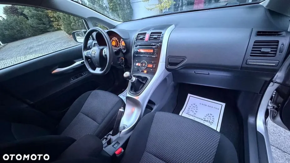 TOYOTA Auris -