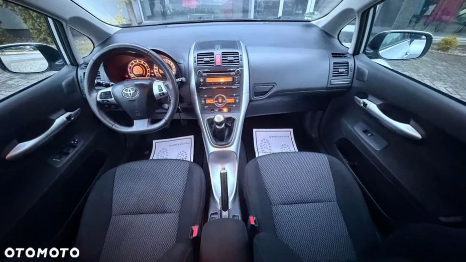 TOYOTA Auris -