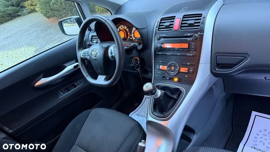 TOYOTA Auris -