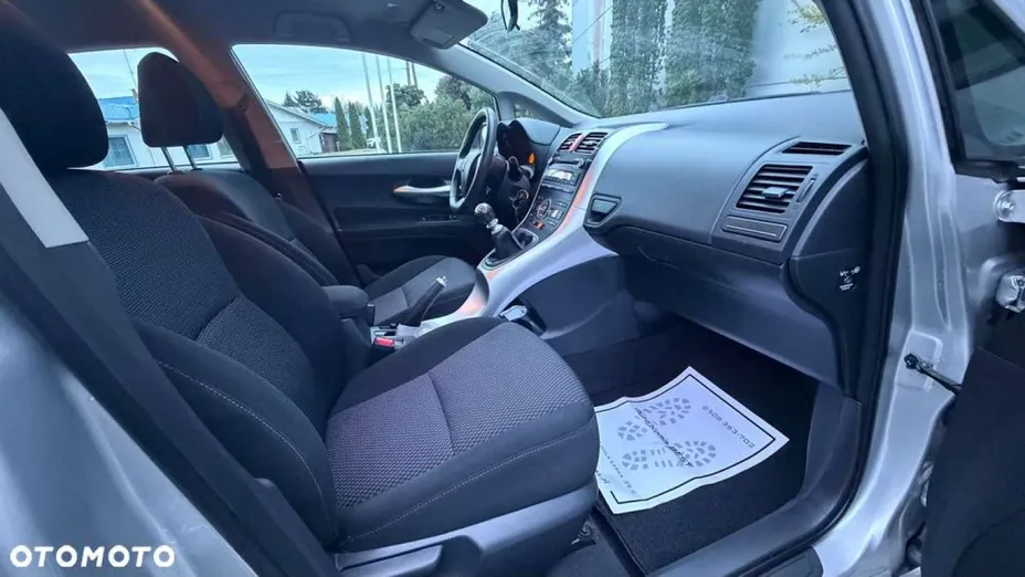 TOYOTA Auris -