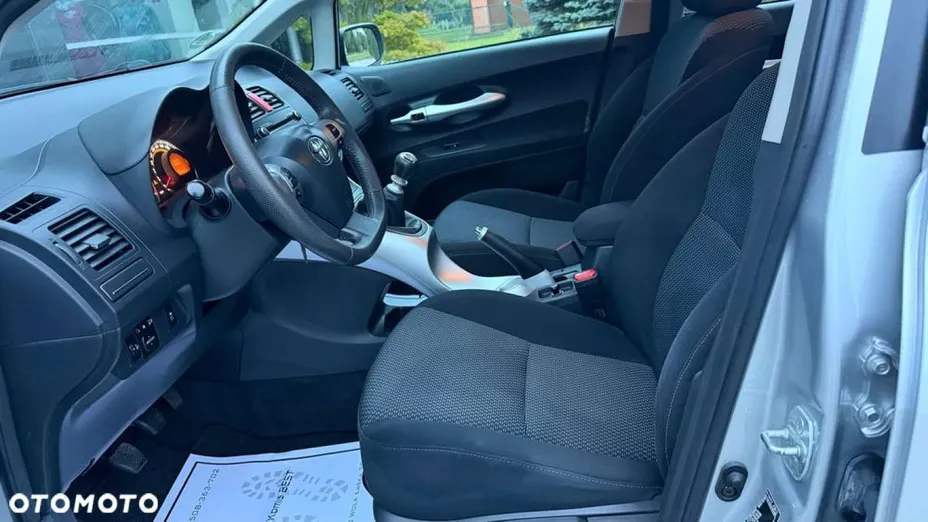 TOYOTA Auris -