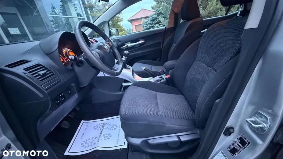 TOYOTA Auris -