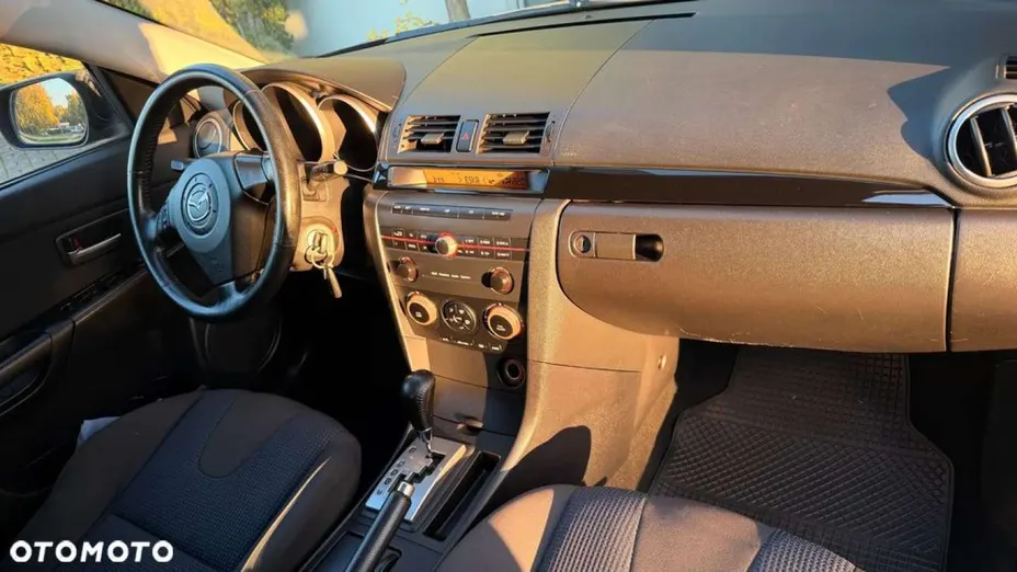 MAZDA 3 -